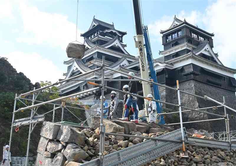 積み直し作業が始まった熊本城の石門北側石垣（手前）＝12日午前、熊本市中央区（谷川剛）