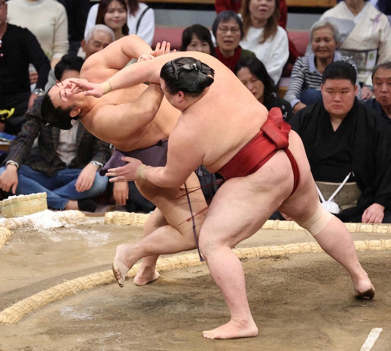 ＜九州場所3日目＞翔猿（左）を押し出しで破る隆の勝（撮影・成瀬　徹）