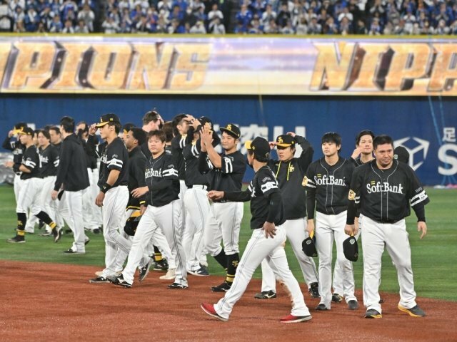 ソフトバンクが23選手に戦力外通告。その理由とは photograph by Hideki Sugiyama