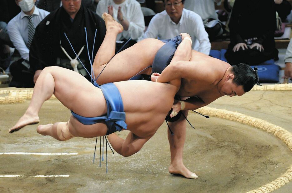 若隆景を小手投げで下し、５連勝の豊昇龍（右）