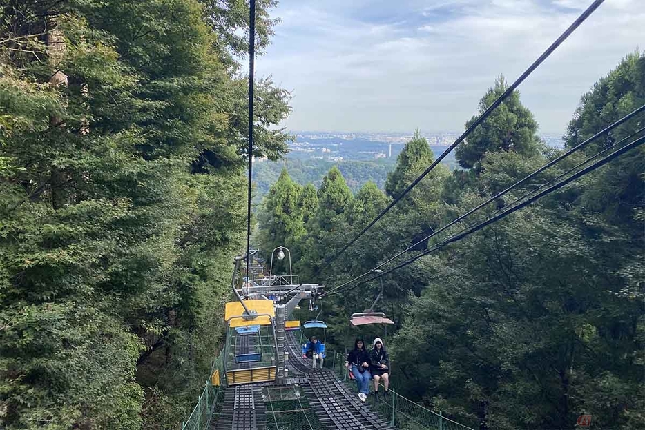 高尾山はリフトやケーブルカーを利用すれば気軽に山登りができる