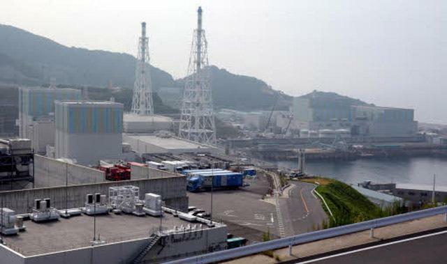 島根原発2号機（奥左）