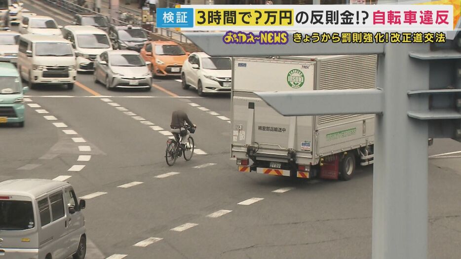 右折レーンの自転車