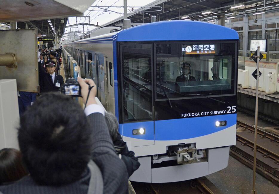 姪浜駅を出発する福岡市地下鉄の新型車両「4000系」＝29日午後、福岡市