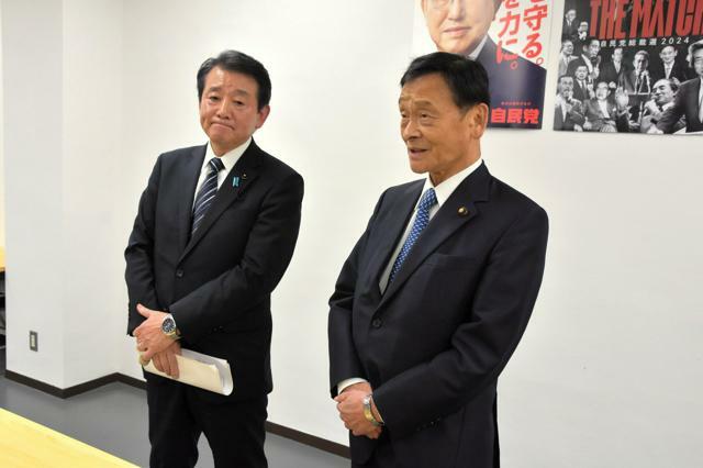 自民党兵庫県連の選挙対策委員会後、報道陣の取材に応じる県連の末松信介会長（右）と黒川治幹事長=2024年11月1日午後7時16分、神戸市中央区、添田樹紀撮影