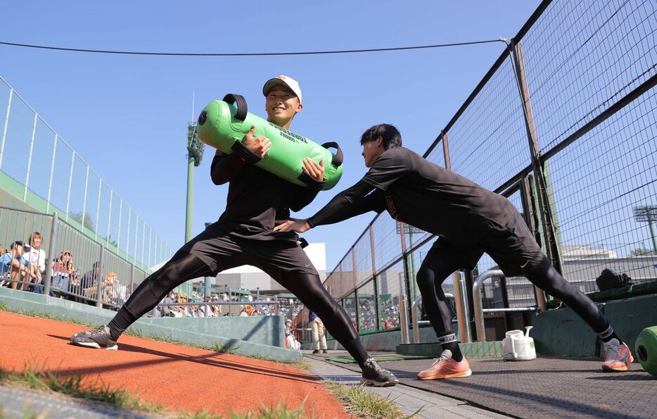 体幹トレーニングをする千葉隆広（右は園田純規）（カメラ・相川　和寛）