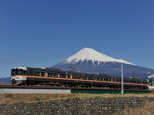 東海道新幹線で三島を過ぎると、右手に富士山が見えてくる。列車内は言うに及ばず、富士山のビュースポットが点在する静岡県の沿線各地。今回はそんな静岡県内のスポットを、JR東海が行っている「もれなく富士山キャンペーン」を使って巡ってみた。