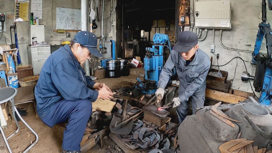 大木島さんを指導する石田俊雄さん（左）