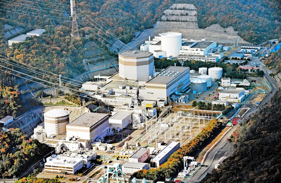 敦賀原発2号機（中央）＝2022年11月、福井新聞社ヘリから撮影