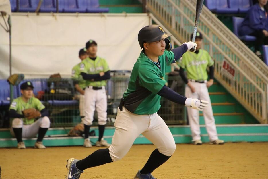 右中間へランニング本塁打を放つ（写真：白石怜平）