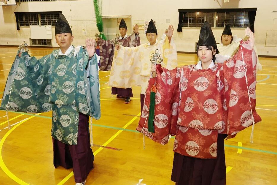 本番に向けて練習する深山流朝地神楽保存会の会員＝豊後大野市朝地町朝地の朝地体育館