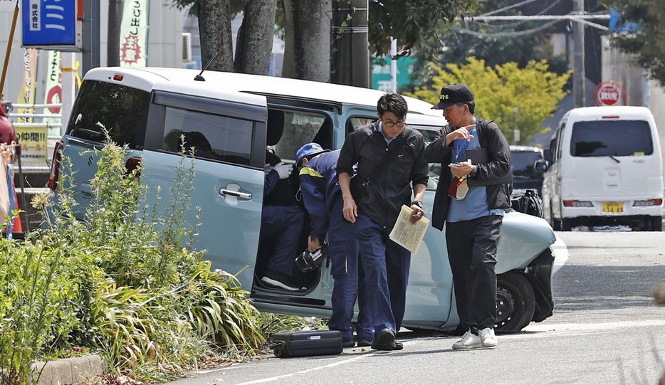 路線バスと衝突した軽乗用車を調べる福岡県警の捜査員ら＝8月、福岡市早良区