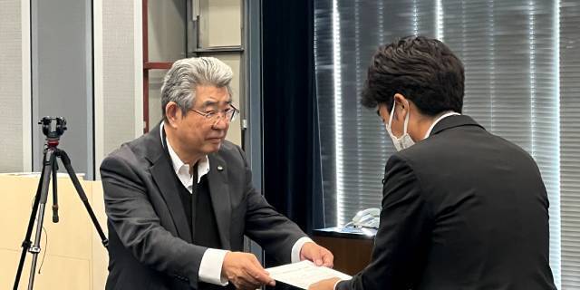 要請書を手渡す全商連の岩瀬晃司副会長（左）