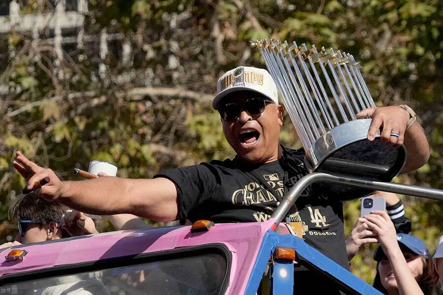 優勝パレードに参加したデーブ・ロバーツ監督【写真：ロイター】