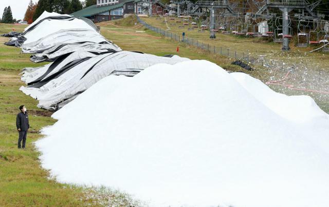 開業前のゲレンデに積み上がった人工雪=2024年11月19日、神戸市灘区、林敏行撮影