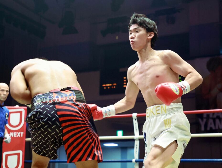 １回KO勝利の高見亨介(右）（カメラ・堺　恒志）