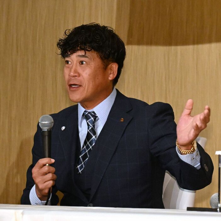 CBO就任会見で笑顔を見せる城島球団会長付特別アドバイザー兼シニアコーディネーター（撮影・穴井友梨）