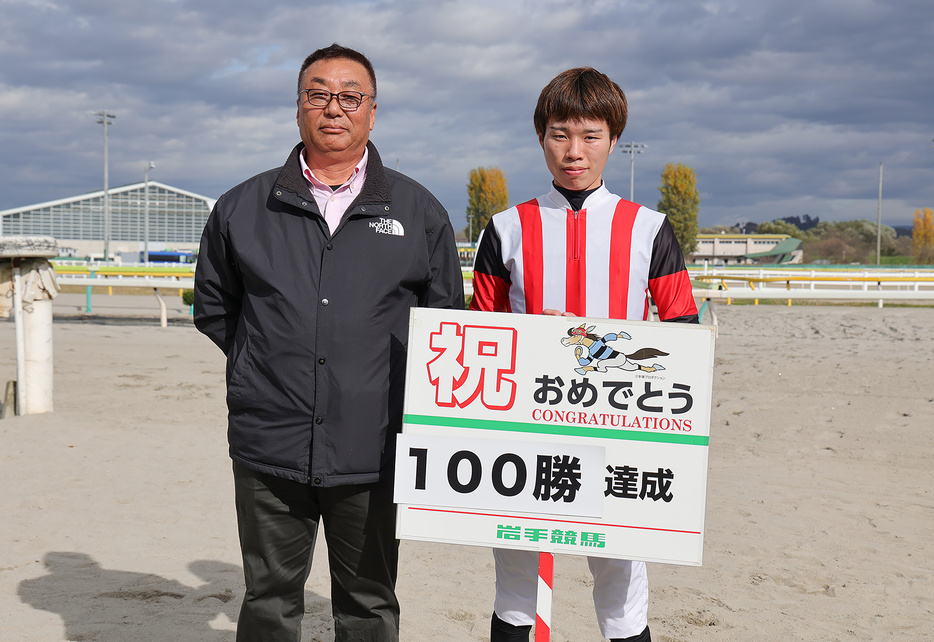 地方競馬通算100勝を達成した佐々木志音騎手 (C)岩手県競馬組合