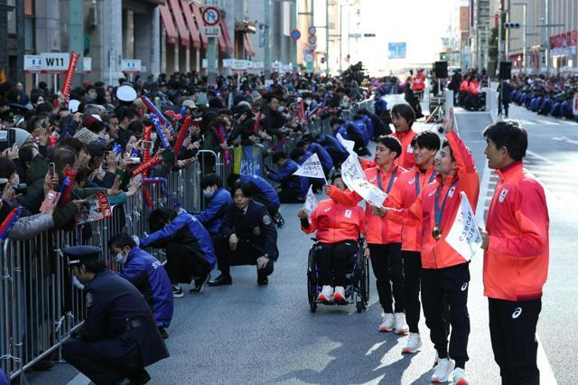 東京・日本橋でパレードする体操男子日本代表の選手ら=2024年11月30日午前9時46分、東京都中央区、吉田耕一郎撮影