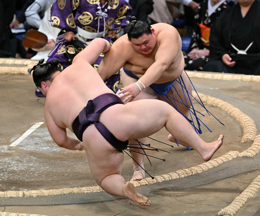 大相撲九州場所２日目。大の里（奥）は押し倒しで王鵬を下す＝１１日、福岡国際センター