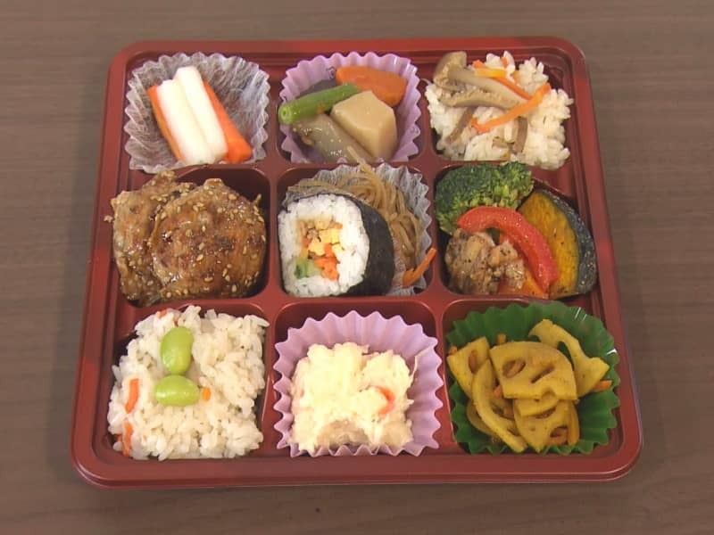 学生が考案した「各務原にんじん」を使った弁当＝１５日、各務原市役所