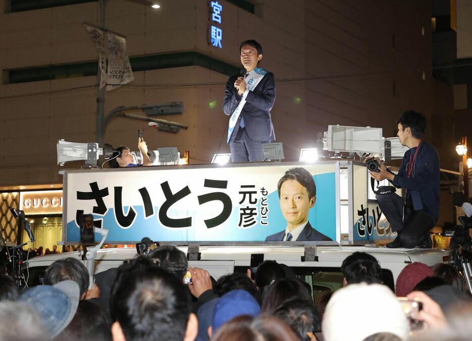 三宮センター街で街頭演説する斎藤元彦氏（カメラ・義村　治子）