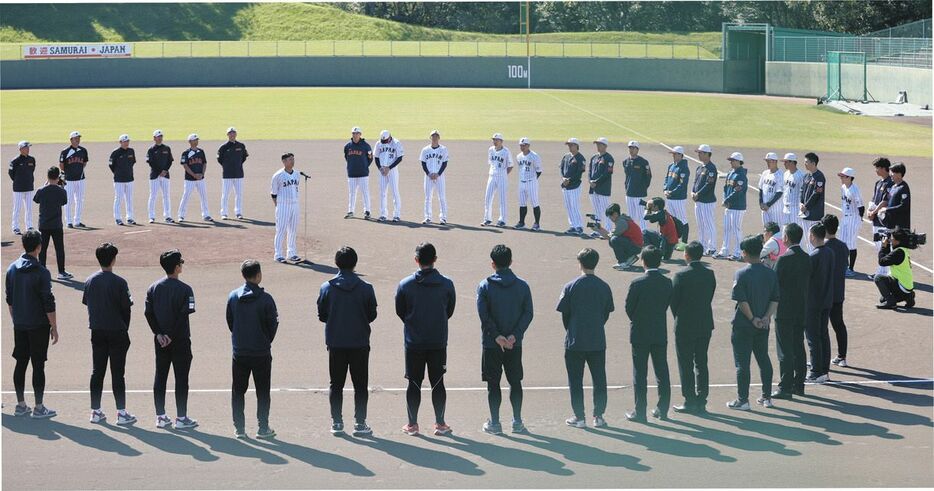 円陣を組んで秋季キャンプを打ち上げた野球日本代表の井端監督（上左端）や高橋（右から２人目）ら選手