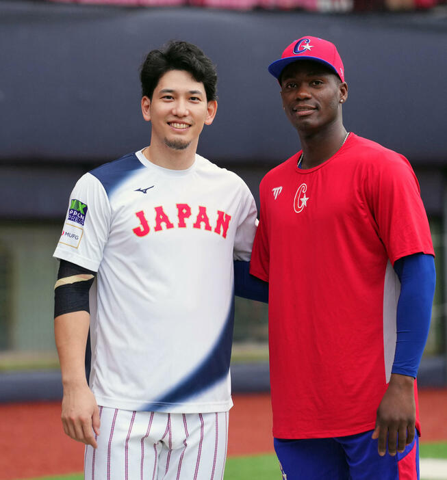 日本対キューバ　試合前、笑顔をみせるキューバ代表モイネロ（右）と栗原（撮影・横山健太）