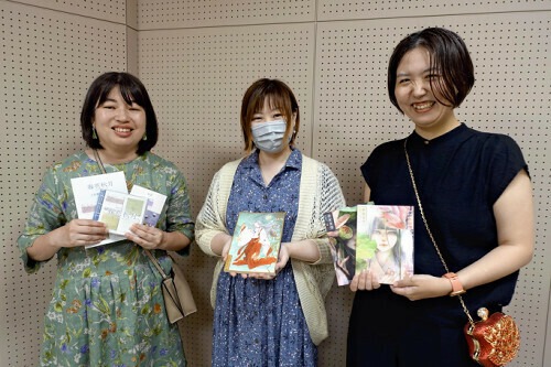 同人誌「波の花　風吹く」を作った（右から）紅玉いづきさん、編乃肌さん、上田聡子さん（６月２９日、金沢市で）