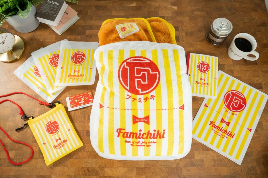 どれも可愛い！　ファミチキ袋をイメージしたデザインのファミチキオリジナルグッズ5点