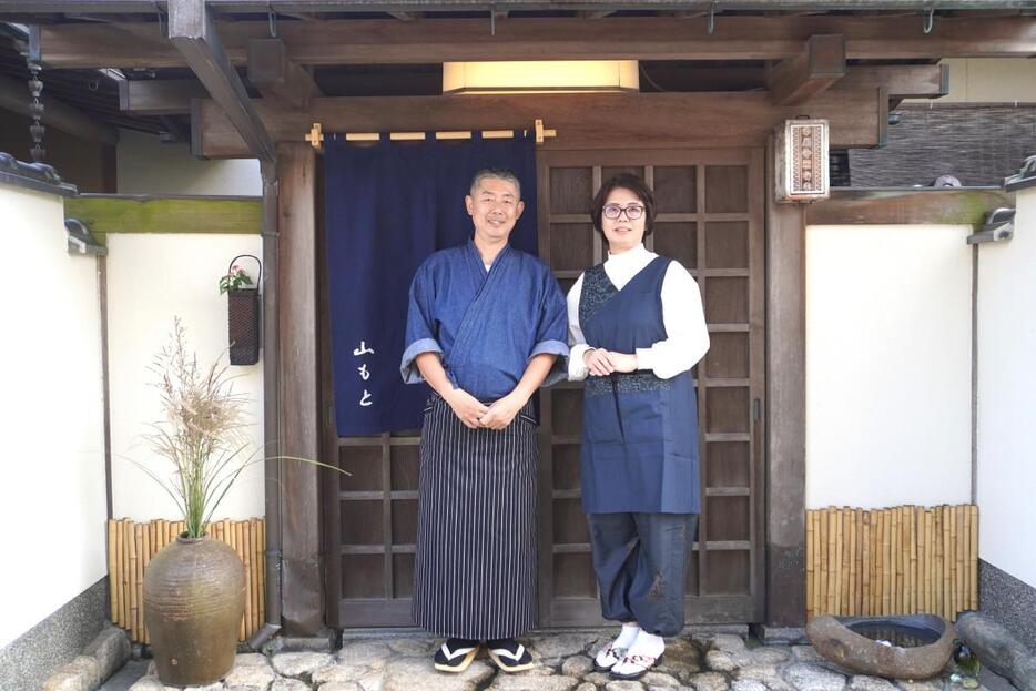 （左から）店主の山本浩充さんと妻の香澄さん