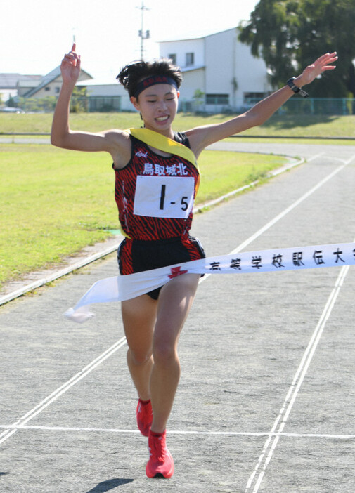 6年連続7回目の優勝となるフィニッシュをした鳥取城北の林千遥選手（2年）＝鳥取県境港市営竜ケ山陸上競技場で2024年11月3日午後0時21分、阿部浩之撮影