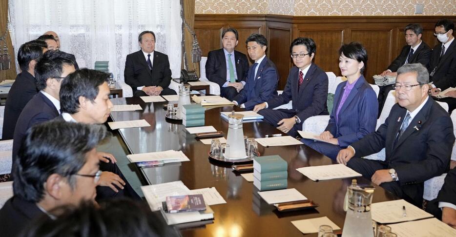 国会で開かれた衆院議運委理事会。奥中央は林官房長官＝21日午前