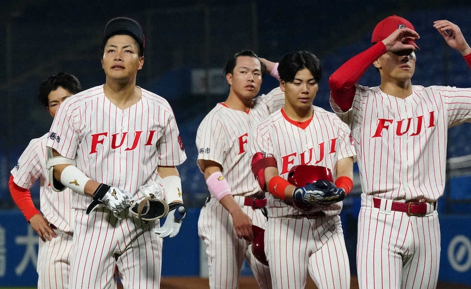 ＜創価大・富士大＞試合に敗れた富士大・麦谷（左から2人目）ら富士大ナイン（撮影・大城　有生希）