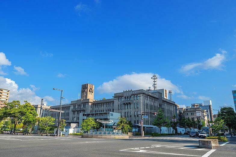 京都市役所周辺。周辺の有名スポットよりぐっと人が少なくなるが、地元の人ぞ知る人気レストランなども点在しているまさに「暮らす街」（写真／PIXTA）