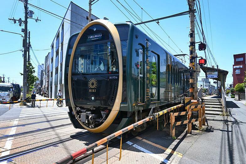 京都大学にほど近い無人駅の元田中。駅周辺には安価でボリュームがある飲食店が並び、学生たちのパワーの源になっている（写真／PIXTA）