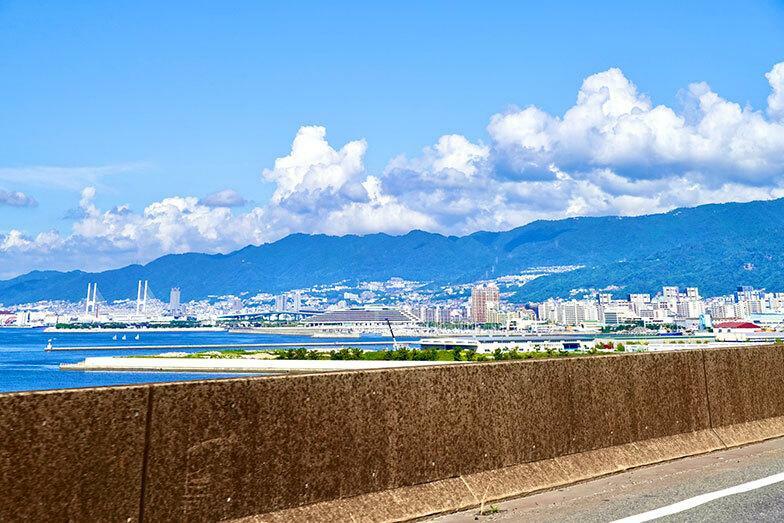 阪神高速5号湾岸線　六甲山を背景に甲子園浜からポートアイランドを見晴らす湾岸の景色（写真／PIXTA）