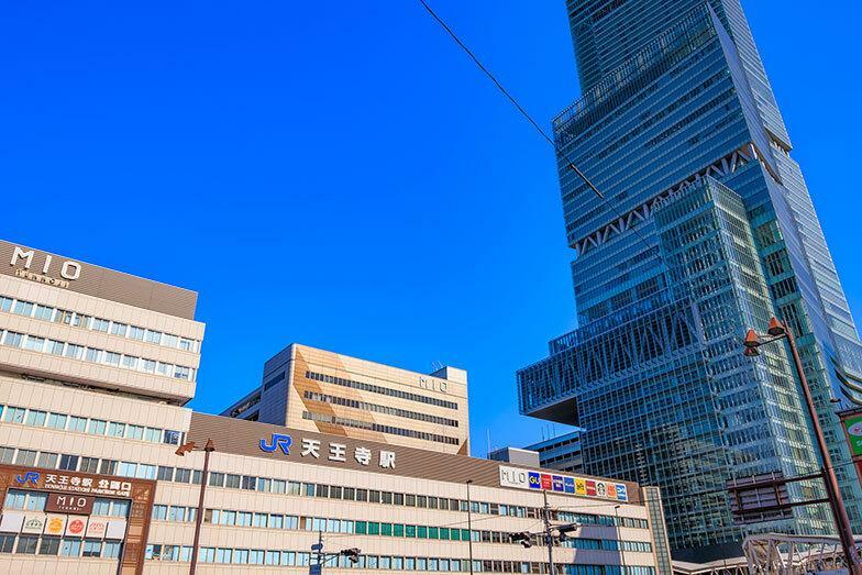 多数の商業施設やあべのハルカスなど、にぎやかな阿倍野駅前。少し路地を入れば親しみやすい飲食店もいっぱい（写真／PIXTA）