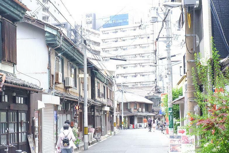 中崎町駅周辺のレトロな街並み。路地の中に隠れ家的な飲食店がいっぱい（写真／PIXTA）