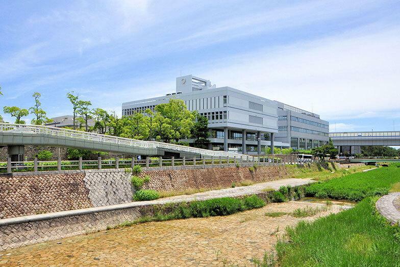 芦屋川と芦屋市役所。芦屋川は桜の名所としても有名（写真／PIXTA）