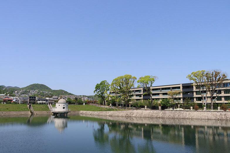 苦楽園口駅より徒歩約10分のニテコ池と周辺の街並み（写真／PIXTA）