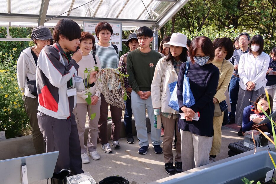 巨椋池にかつていた生き物について理解を深める参加者たち（京都市左京区・武田薬品工業京都薬用植物園）