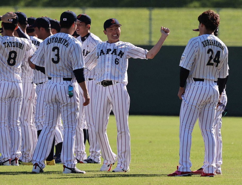 ＜侍ジャパン合宿　8日目＞談笑する源田（撮影・岸　良祐）　