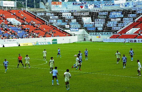 花園ラグビー場の第１グラウンドで公式戦を戦うＦＣ大阪の選手たち（９月、大阪府東大阪市で）