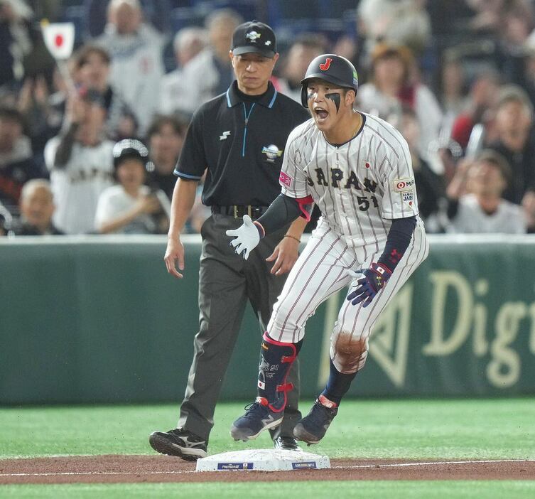 五回、勝ち越しの2点3塁打を放った小園海斗（撮影・松永渉平）