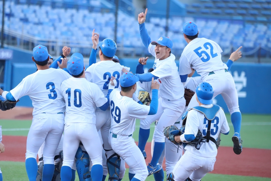 優勝を決めた青学大の選手