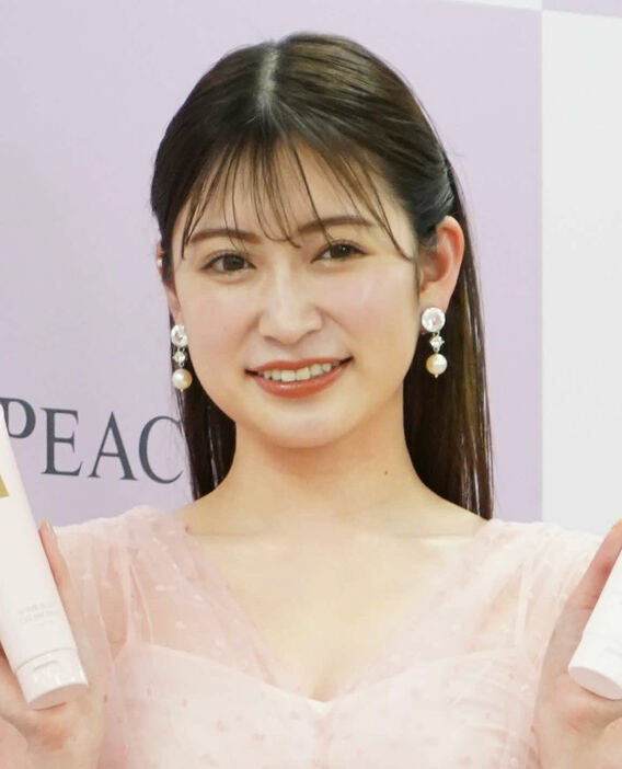 吉田朱里（2022年1月撮影）