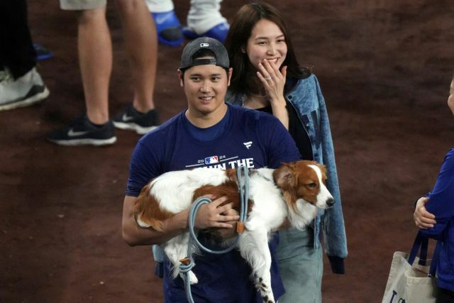 9月に地区優勝を決めた際の大谷選手、真美子夫人、愛犬のデコピン(写真：AP/アフロ)