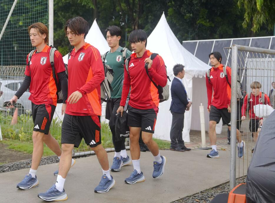 サッカーW杯アジア最終予選のインドネシア戦に向けた練習に向かう三笘（左から4人目）ら＝ジャカルタ（共同）