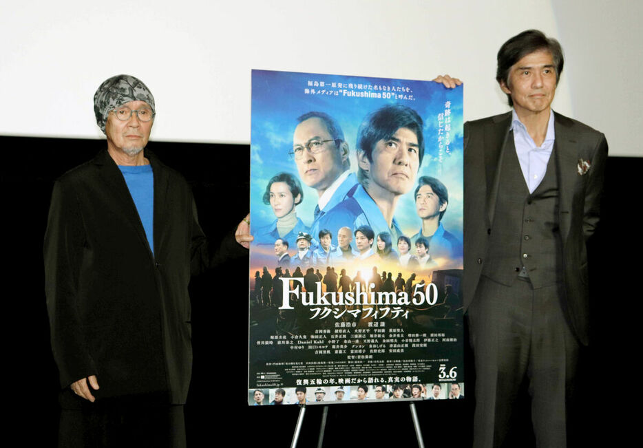 映画「Ｆｕｋｕｓｈｉｍａ　５０」の舞台あいさつに登壇した時の火野さん（左）と佐藤浩市（２０年）